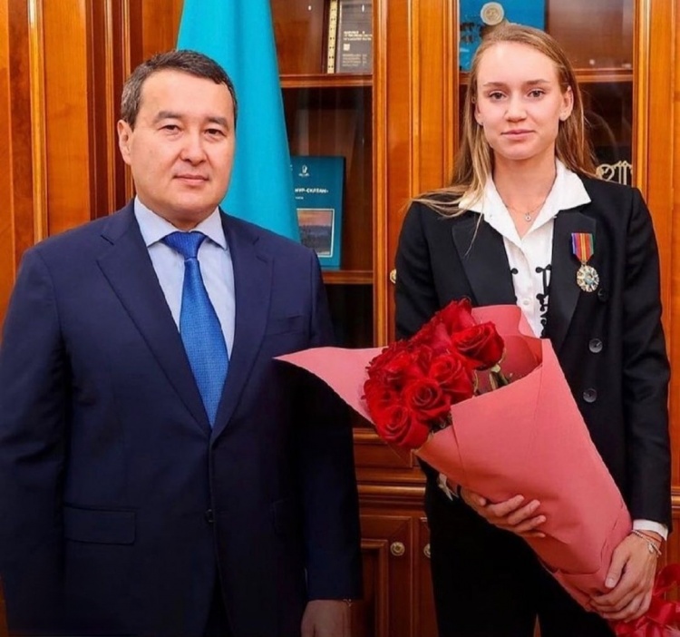 球迷翘首以 球迷翘首以